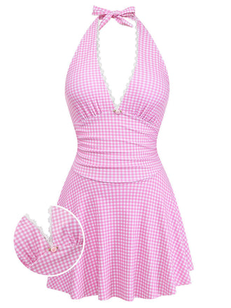 Maillot de bain rose à carreaux vichy avec un paréo assorti sur fond blanc