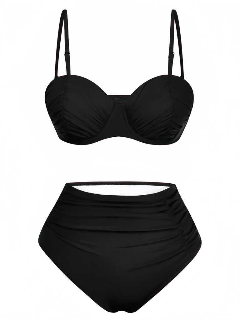Ensemble bikini noir avec haut sans bretelles et bas taille haute sur fond blanc