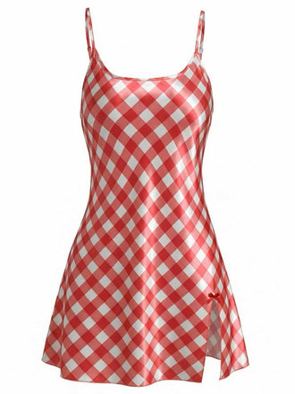 Une robe nuisette courte à carreaux vichy rouges et blancs, confectionnée en satin chatoyant, avec de fines bretelles spaghetti et une petite fente latérale.