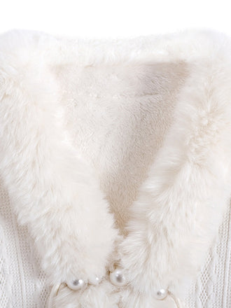 Manteau tricoté avec bordure en fourrure perlée de Noël des années 1950