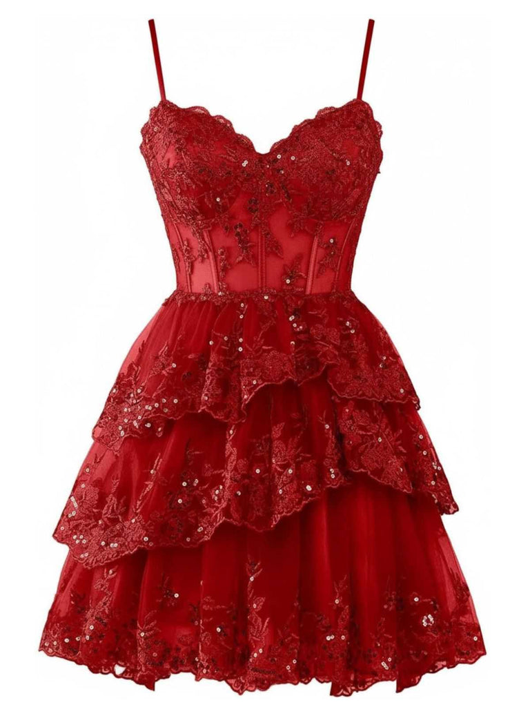 Une mini-robe rouge éclatante dotée d'un décolleté en cœur, d'appliqués de dentelle raffinés sur le corsage et d'une jupe en tulle volumineuse à volants.