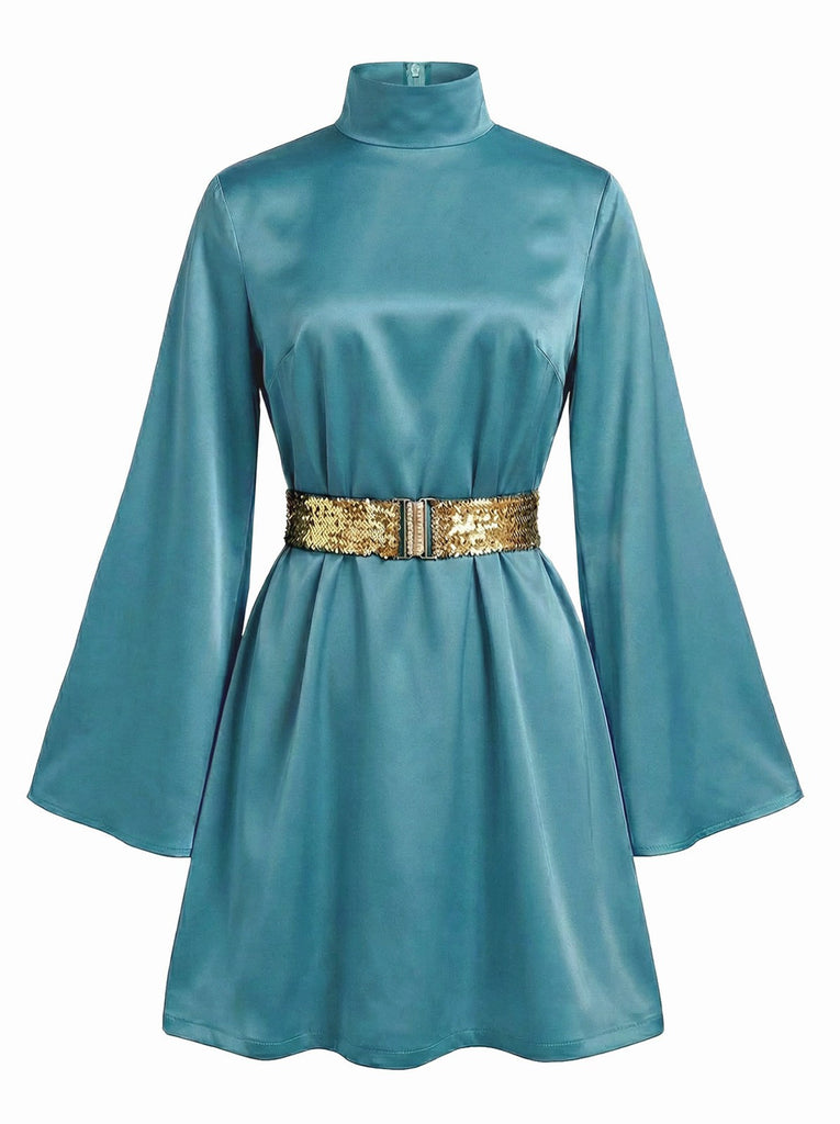 Robe turquoise avec une ceinture dorée sur fond blanc