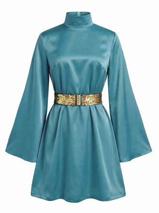 Robe turquoise avec une ceinture dorée sur fond blanc