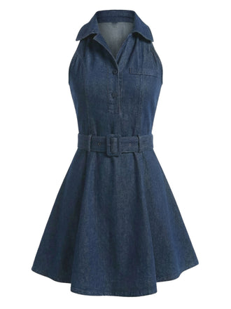 Robe courte vintage en jean bleu, à col halter et sans manches, dans le style mod des années 60, parfaite pour les sorties décontractées et les événements à thème rétro.