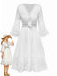 Robe de plage blanche à pompons ajourés brodée années 1940