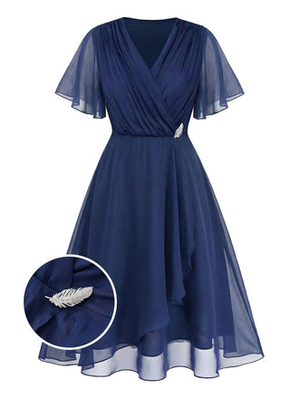 [Prévente] [Grande Taille] Robe en mousseline bleu marine décolleté en V et broche années 40