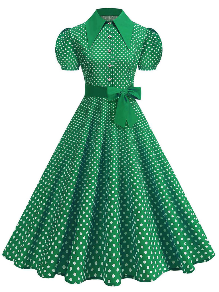 Robe trapèze vintage à pois, ceinturée et à col chemise, dans un style rétro classique des années 1950.