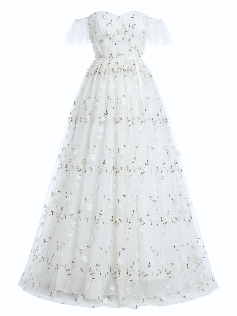Robe blanche à broderies florales sur fond blanc