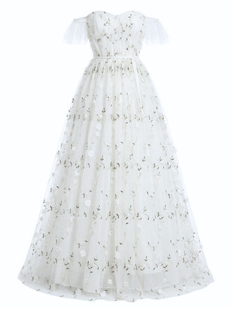 Robe blanche à broderies florales sur fond blanc