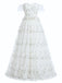 Robe blanche à broderies florales sur fond blanc