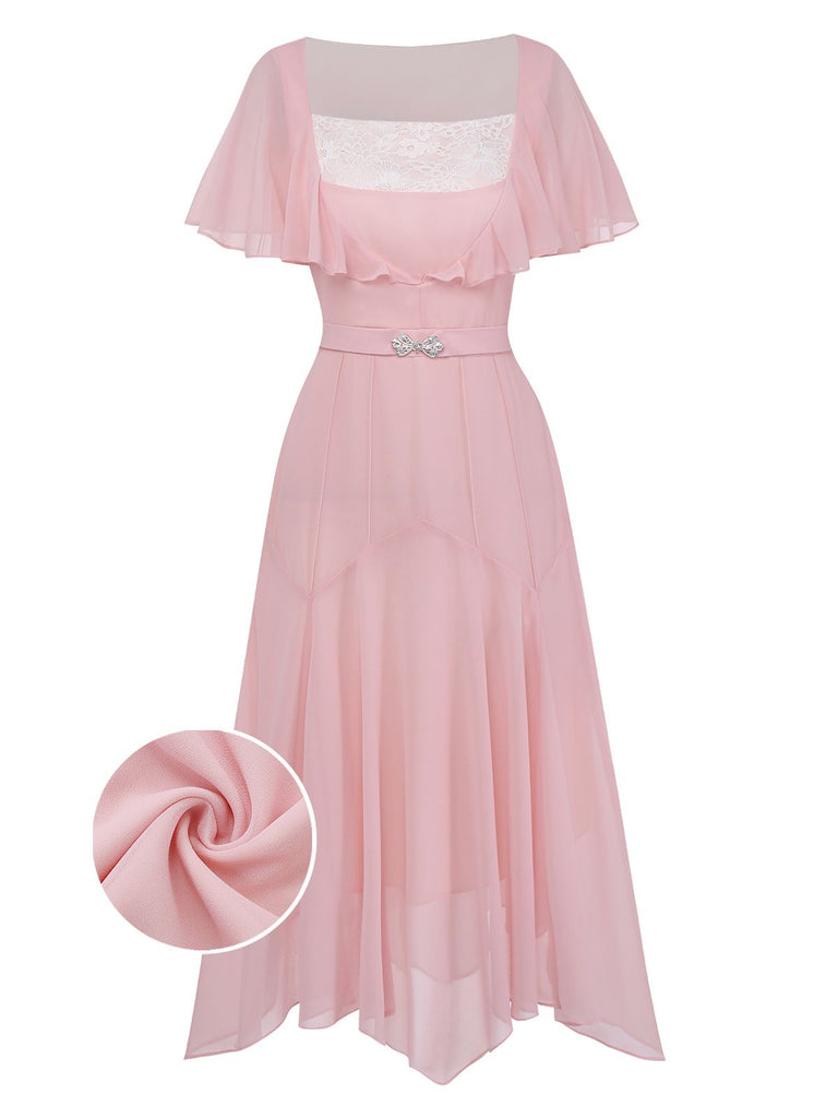 Une élégante robe midi en mousseline rose poudré d'inspiration vintage, dotée d'un décolleté carré orné d'un empiècement en dentelle blanche et de manches à volants fluides.