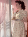 Robe beige à manches bouffantes et revers fleuris des années 1940