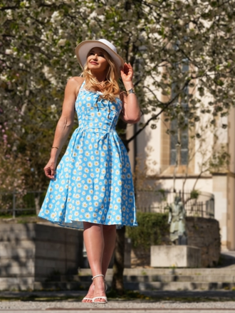 Robe dos nu marguerites bleue avec bordure en dentelle des années 1950