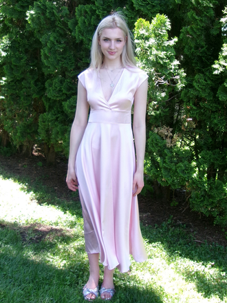 Robe en satin col en V profond rose des années 1950
