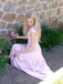 Robe en satin col en V profond rose des années 1950