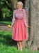 Robe rose poudré en coton à volants col en forme de goutte contrastée années 40
