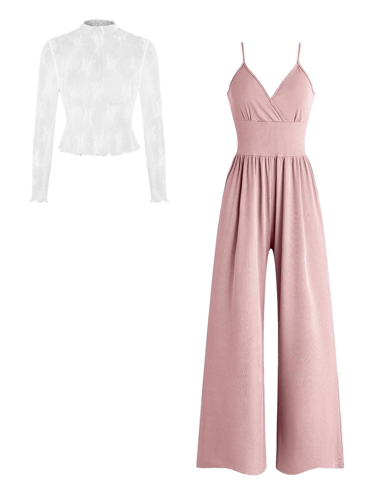 Une version rose poudré doux du top en dentelle à col montant et de la combinaison pantalon assortie à jambes larges.