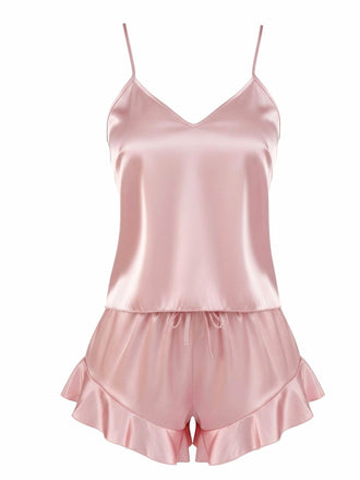 Un ensemble pyjama deux pièces en satin soyeux rose poudré, composé d'un simple débardeur à col en V et d'un short assorti à ourlet volanté.