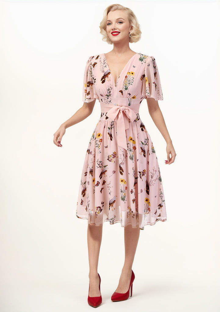 Robe rose à col en V et nœud papillon à fleurs et oiseaux