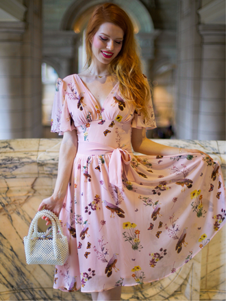 Robe rose à col en V et nœud papillon à fleurs et oiseaux
