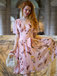 Robe rose à col en V et nœud papillon à fleurs et oiseaux