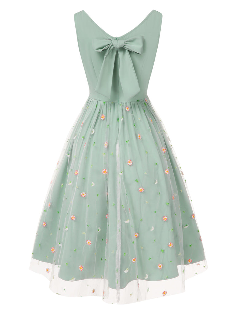 [Prévente] Robe brodée de marguerites en tulle vert aqua des années 1950
