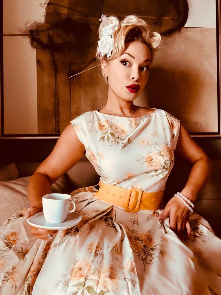 Robe jaune à fleurs antique col bateau ceinturée années 1950