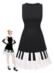Robe noire patchwork à col bateau et touches de piano des années 1960