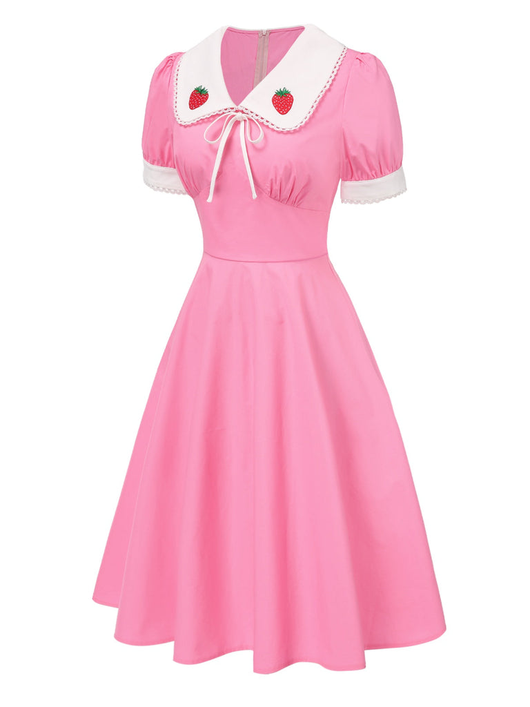 [Prévente] Robe rose en coton brodée fraises manches bouffantes dannées 1950