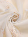Robe blanche à fleurs brodées col V profond années 1950