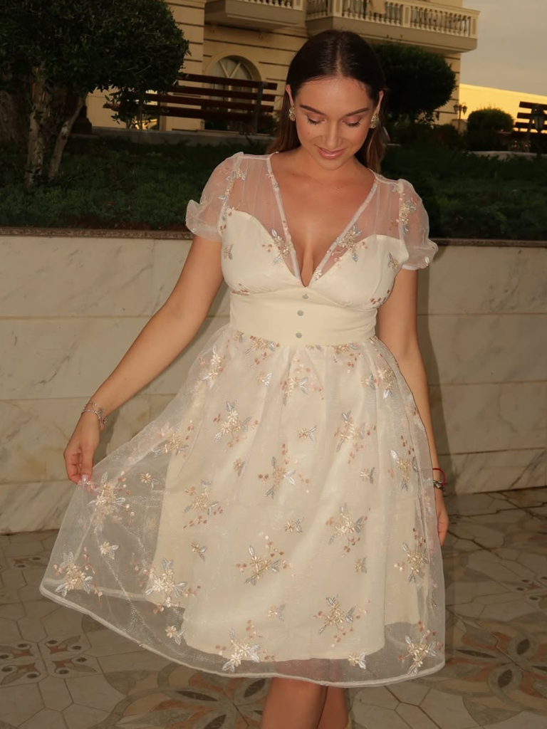 Robe blanche à fleurs brodées col V profond années 1950