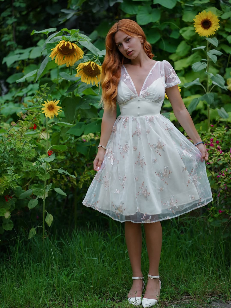 Robe blanche à fleurs brodées col V profond années 1950