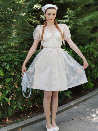 Robe blanche à fleurs brodées col V profond années 1950