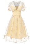 Robe blanche à fleurs brodées col V profond années 1950