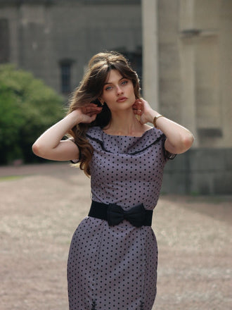 Robe crayon grise à pois et col bateau des années 1960