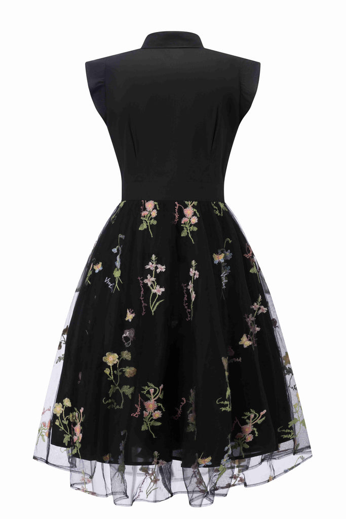 [Prévente] Robe noire en maille brodée de fleurs à col cravate des années 1950