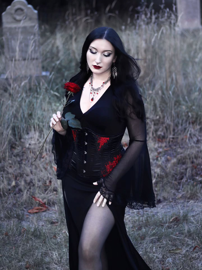 Robe noire gothique à manches évasées en dentelle années 1980