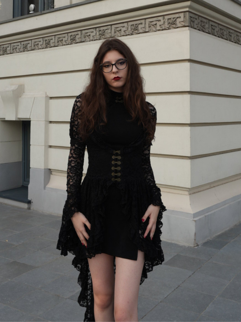 Robe victorienne blanche en dentelle à manches gigot des années 1980