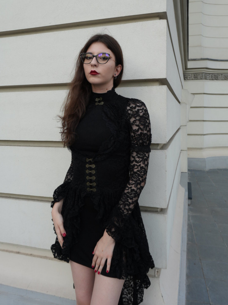 Robe victorienne blanche en dentelle à manches gigot des années 1980