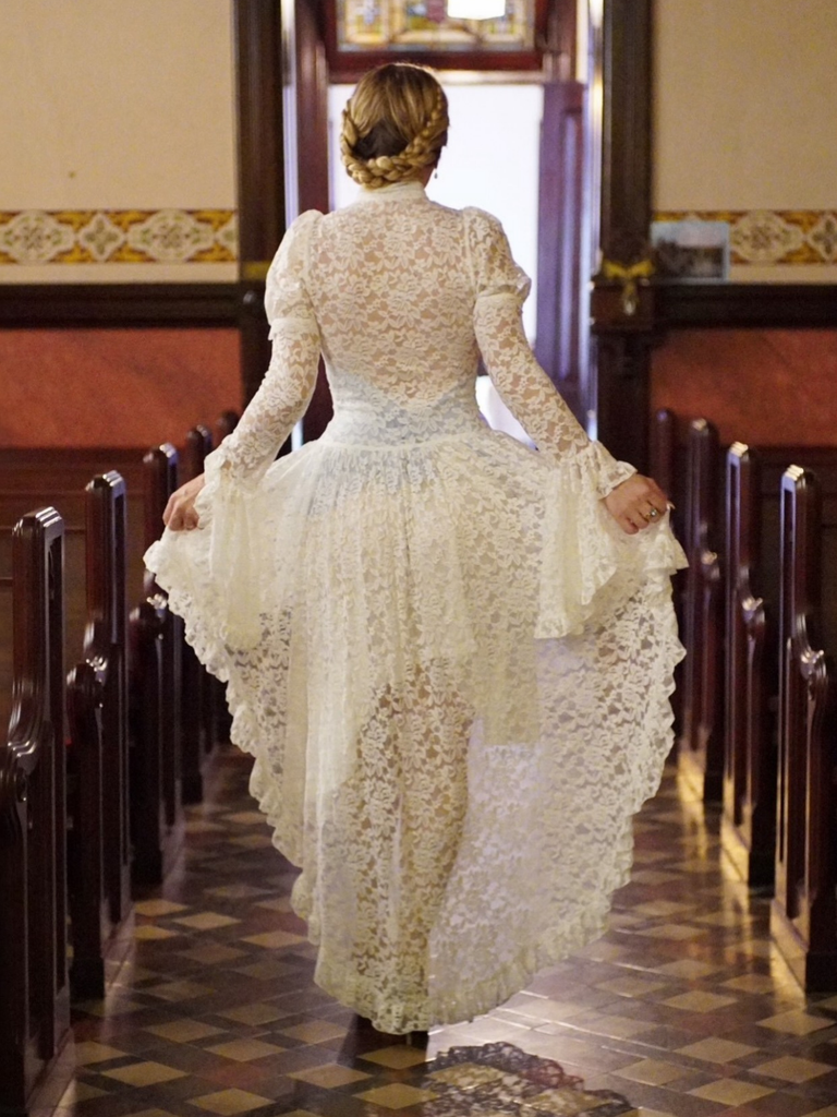 Robe victorienne blanche en dentelle à manches gigot années 1980