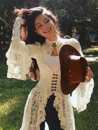 Robe victorienne blanche en dentelle à manches gigot des années 1980