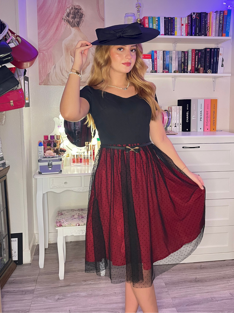 Robe rouge vin à épaules dénudées à pois des années 1950