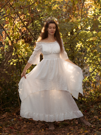 Robe gothique manches cloche et ourlet irrégulier des années 1980