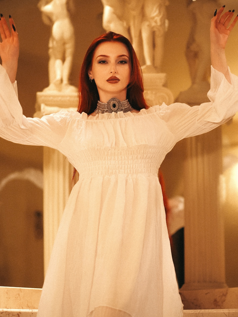 Robe gothique manches cloche et ourlet irrégulier des années 1980
