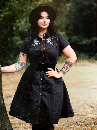 Robe noire en coton brodée de fleurs western années 1940
