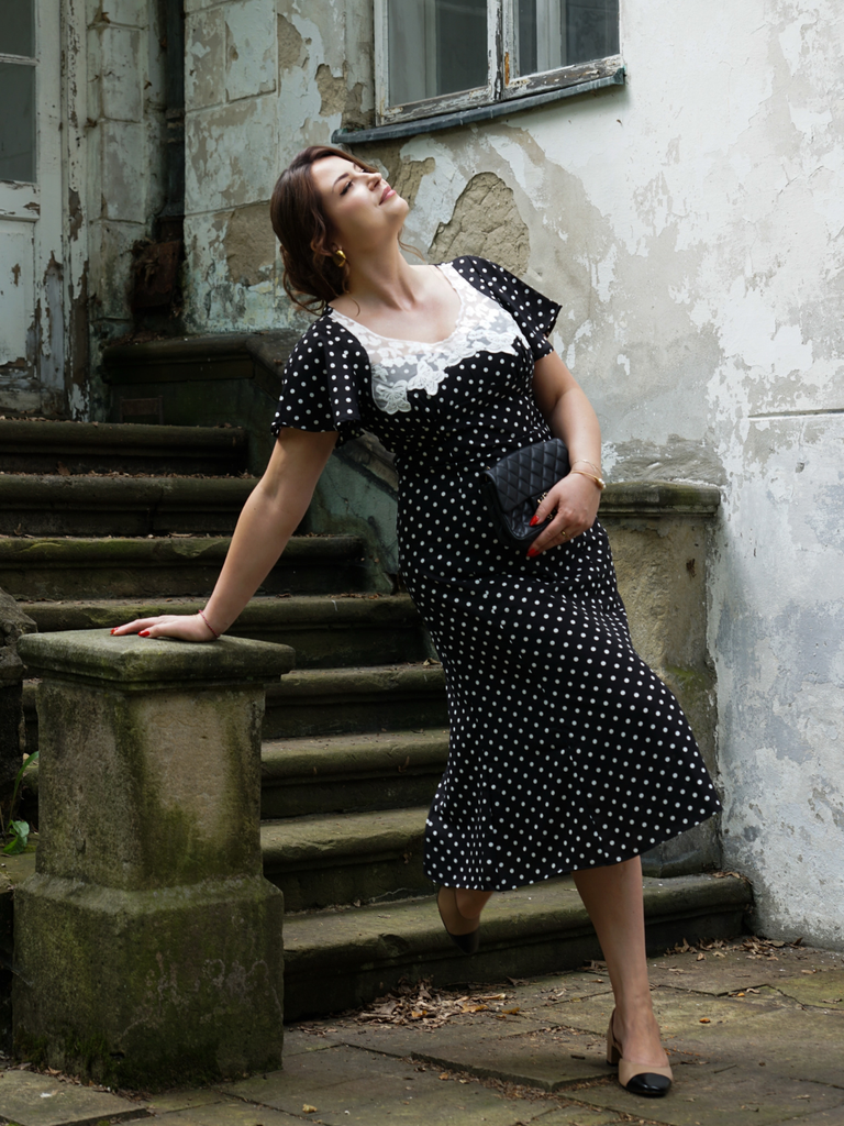 Robe noire à pois patchwork en dentelle manches évasées des années 1930