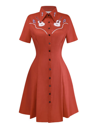 Robe rouge à revers avec guitare et notes des années 1950