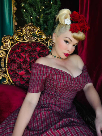 Robe rouge à carreaux col cœur froncée et nœud des années 50