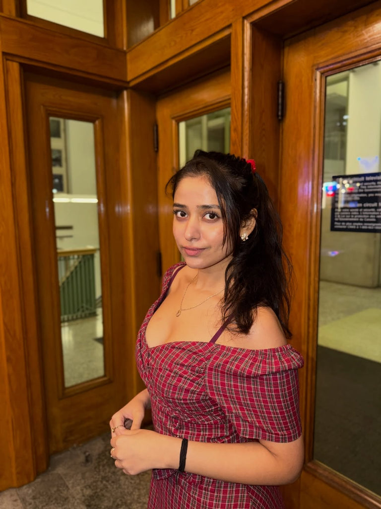 Robe rouge à carreaux col cœur froncée et nœud des années 50