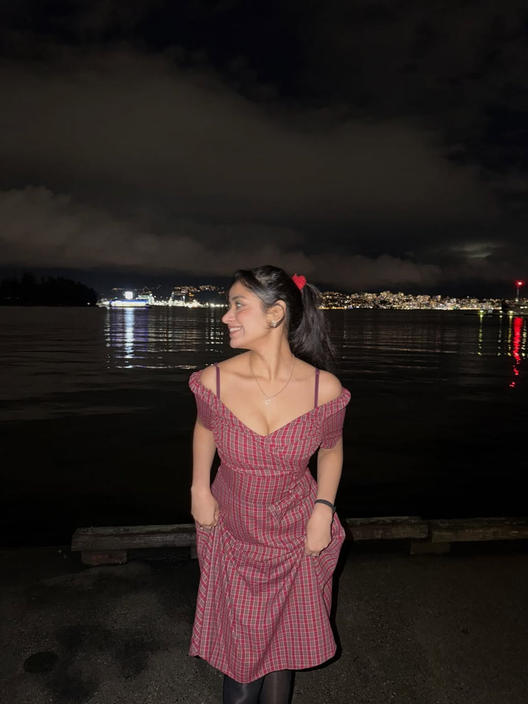 Robe rouge à carreaux col cœur froncée et nœud des années 50